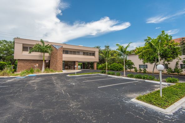 BRAND NEW, TURNKEY, GROUND FLOOR MEDICAL SUITE!: 7126 Beneva Rd, Sarasota, FL 34238
